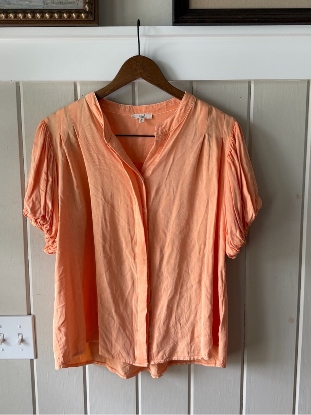 NWOT easel Peach Button-Front Short Puff Sleeve Blouse, Size Medium